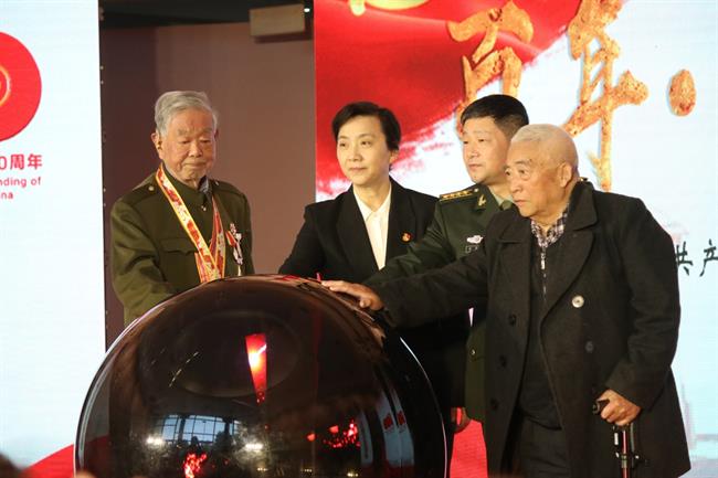 有关领导、王伟烈士家属和退役老兵代表舒景伟共同启动仪式球.jpg