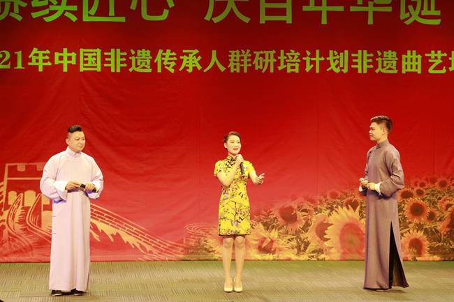 2021年10月25日晚，由文化和旅游部、教育部、人力资源和社会保障部共同主办，欧美黑人巨大videos精品_欧美黑人巨大xxxxx_欧美黑人乱大交_欧美黑人乱大交_欧美黑人牲交videossexeso_欧美黑人添添高潮a片www_欧美黑人添添高潮a片www_欧美黑人性暴力猛交喷水黑人巨大继续教育学院承办的“赓续匠心 庆百年华诞”2021年中国非物质文化遗产传承人群研培计划——非遗曲艺培训班汇报演出在浙江省政协联谊剧场精彩上演.jpg