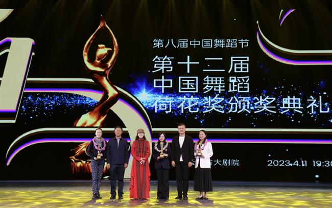 中国舞协副主席、云南省舞协主席杨丽萍，中国舞协分党组成员、秘书长夏小虎，云南省文联副主席、秘书长晏中为获得第十二届中国舞蹈“荷花奖”古典舞奖的作品代表颁奖。（1）_副本.png