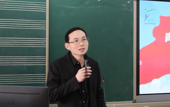 施校长讲课近景.jpg
