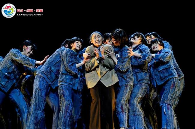 群舞《东流山上杜鹃红》获2021年全国第六届大学生艺术展演活动艺术表演类乙组一等奖.jpg